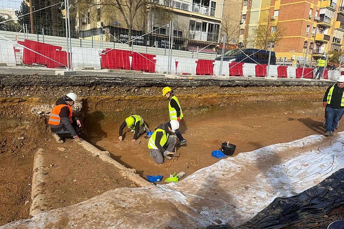 Descubrimiento en Sevilla: Fosas Medievales Emergen en Obras del Metro