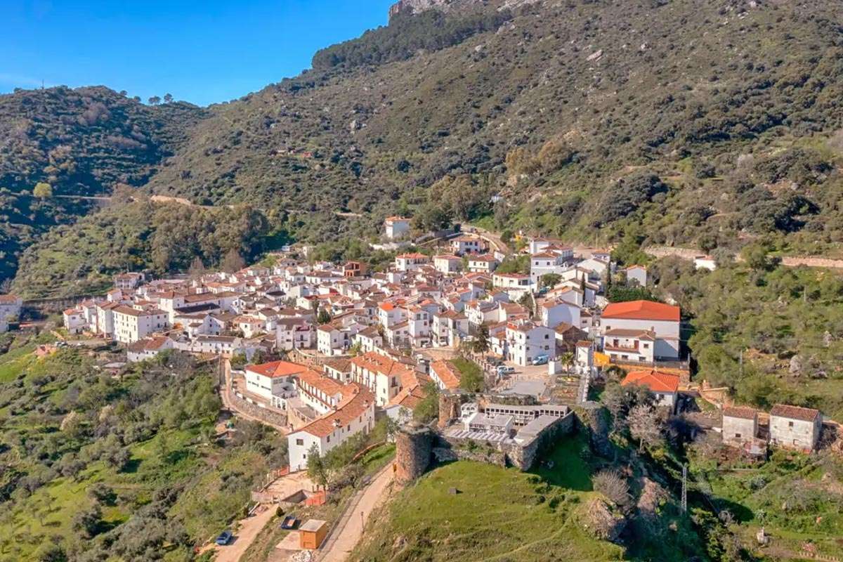 Benadalid: El Pueblo Andaluz donde el Cementerio se Encuentra en un Castillo