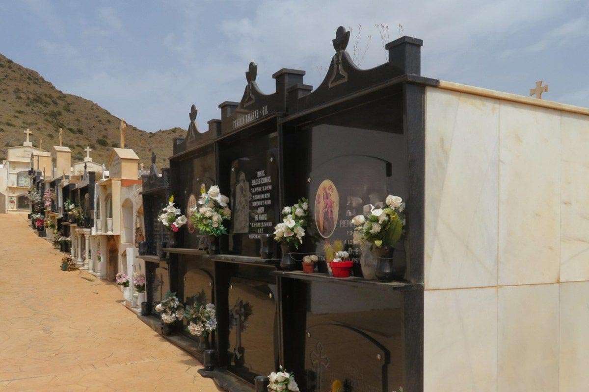 Níjar asegura el futuro de sus cementerios con nuevos nichos