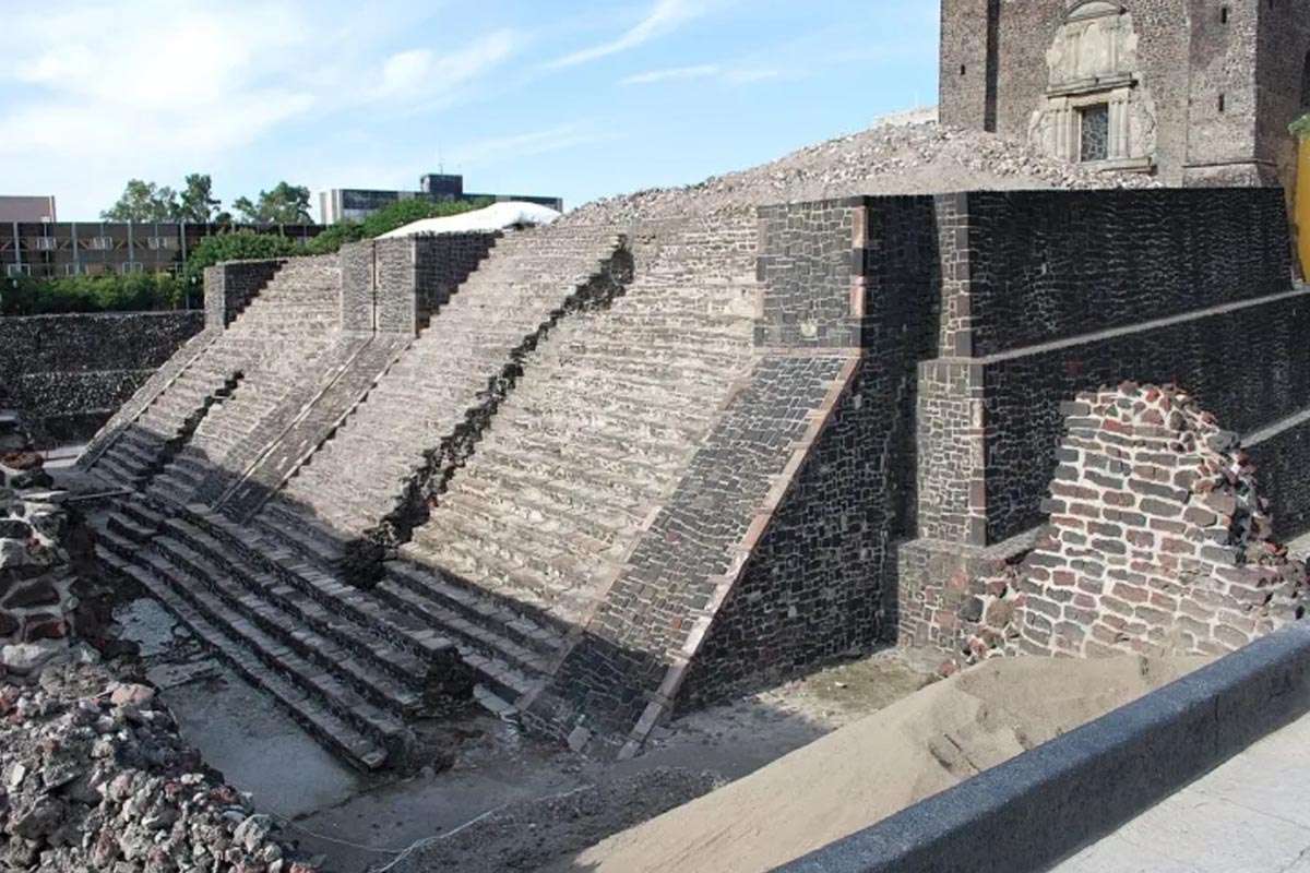 Descubrimiento arqueológico en Tlatelolco revela vivienda prehispánica reutilizada como espacio funerario infantil