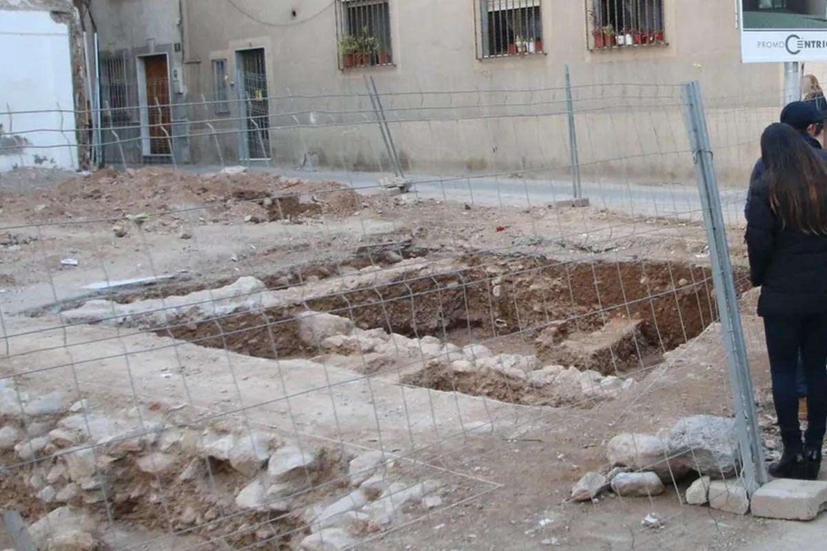 Bajo las calles de Almería, un pasado funerario sale a la luz