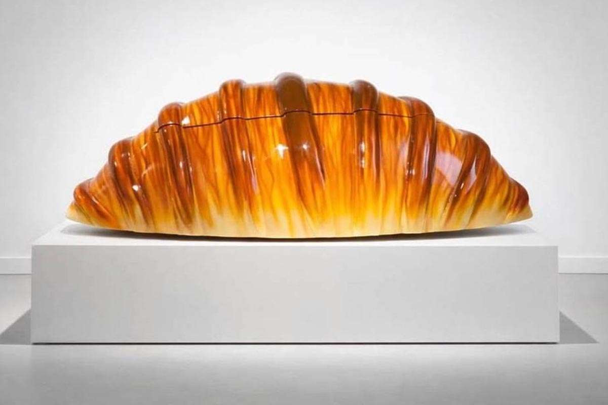 Arte funerario en París: El legado colorido de Paa Joe