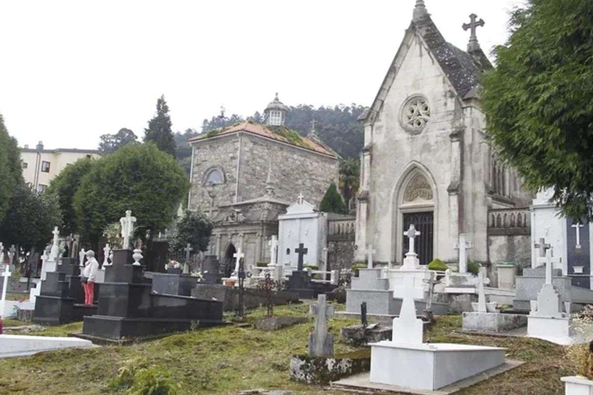 Pontedeume invita a descubrir su historia con visitas a la iglesia de Santiago y al cementerio municipal