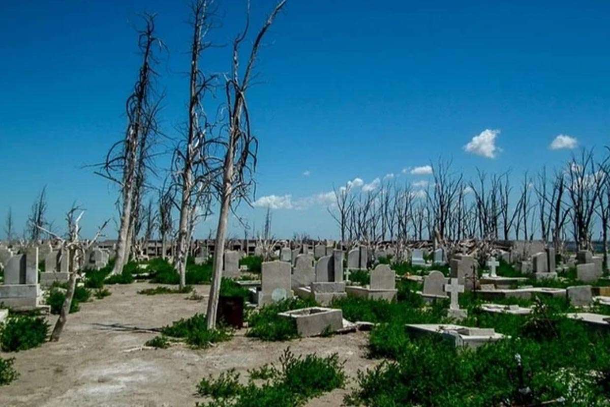 El cementerio de Epecuén: una ruina que desafía el olvido