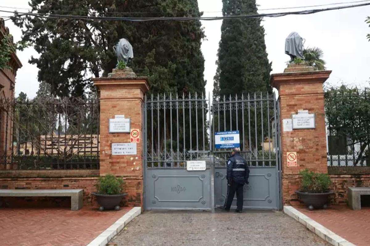 El cementerio de Sevilla reabre tras los estragos de los temporales
