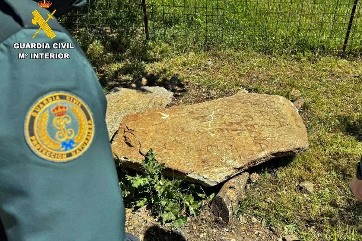 Recuperadas en Badajoz dos estelas funerarias romanas ocultadas tras aparecer por las lluvias