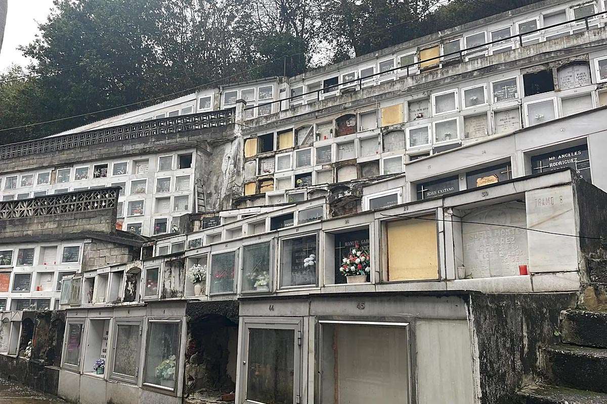 La municipalización del cementerio de El Entrego se atasca mientras crece la preocupación vecinal