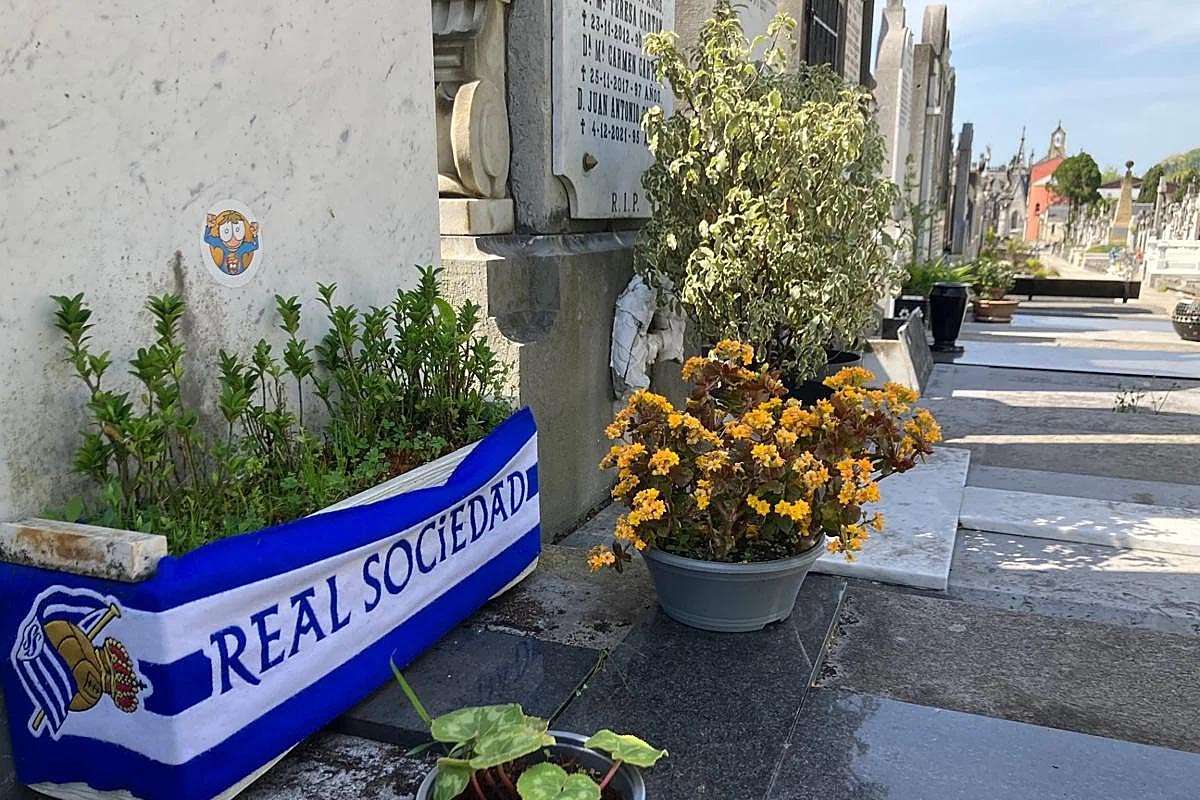 Recuerdos Txuri-Urdin en Cementerios de Gipuzkoa tras la Victoria de la Real Sociedad