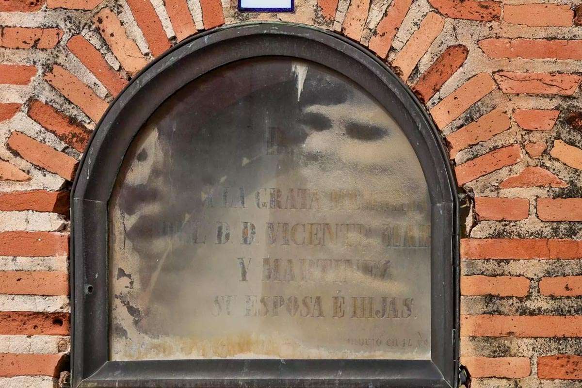El misterio de las caras en el cementerio de Valencia intriga a Rafael Solaz