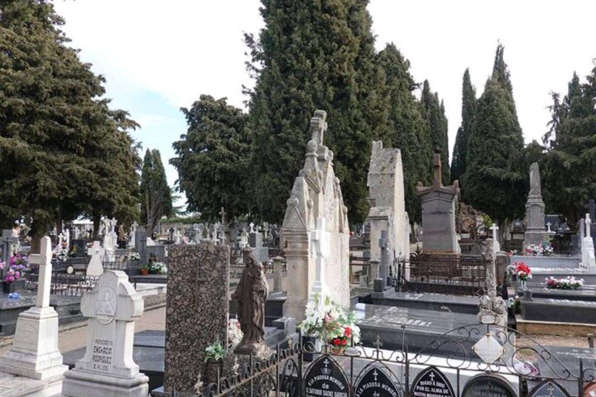 Soria toma medidas para recuperar el control de su cementerio del Espino