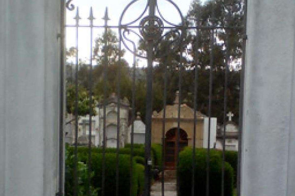Castropol en shock por la profanación de una tumba: huesos humanos desaparecen