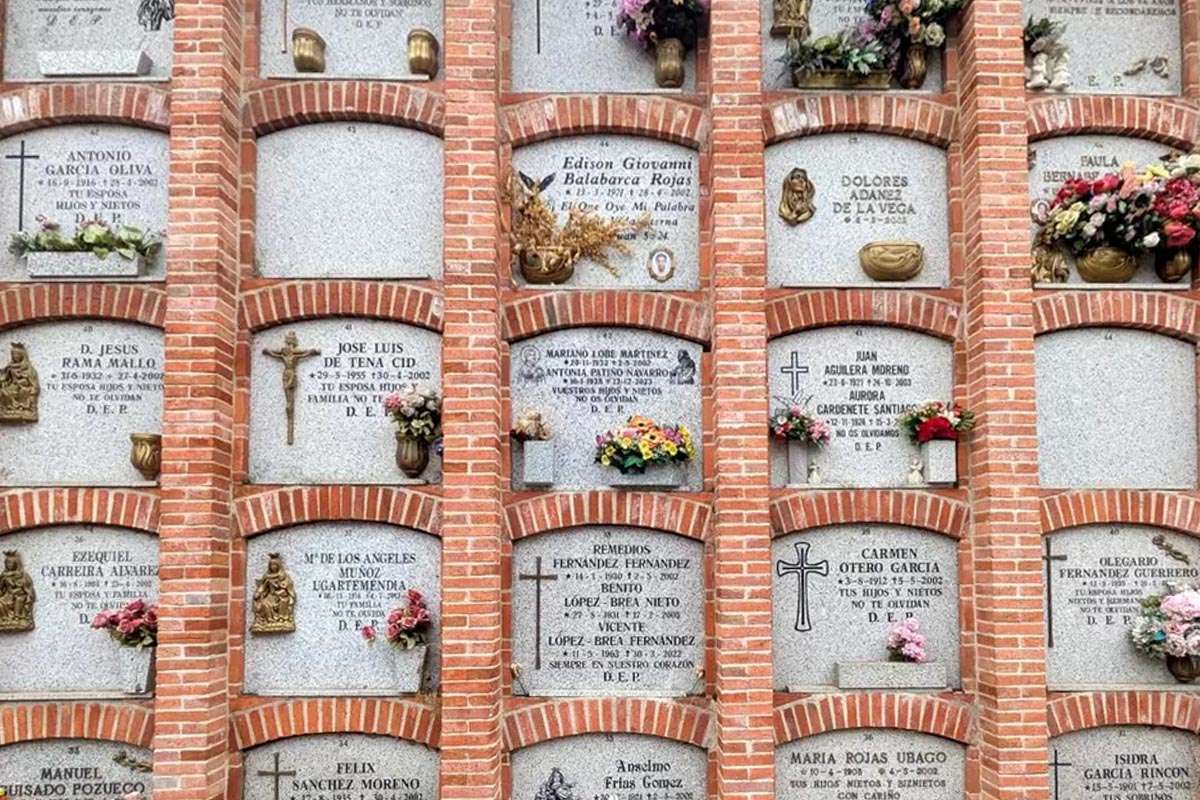 Denuncian contratos millonarios en la funeraria de Madrid vinculados a la pareja de una directiva