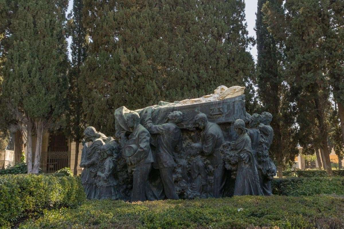 Sevilla reabre parques y cementerio tras mal tiempo