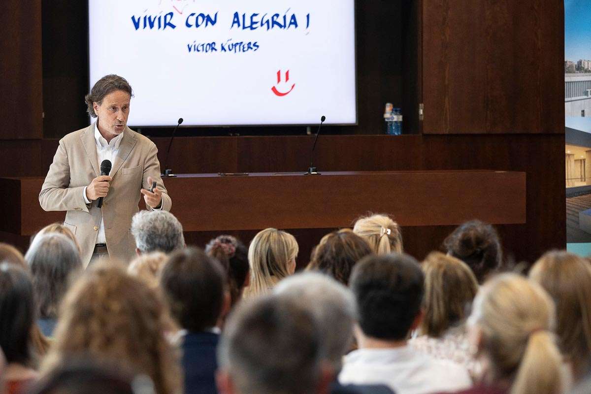 El Tanatorio del Litoral llena su oratorio para hablar de actitud, alegría y calidad humana