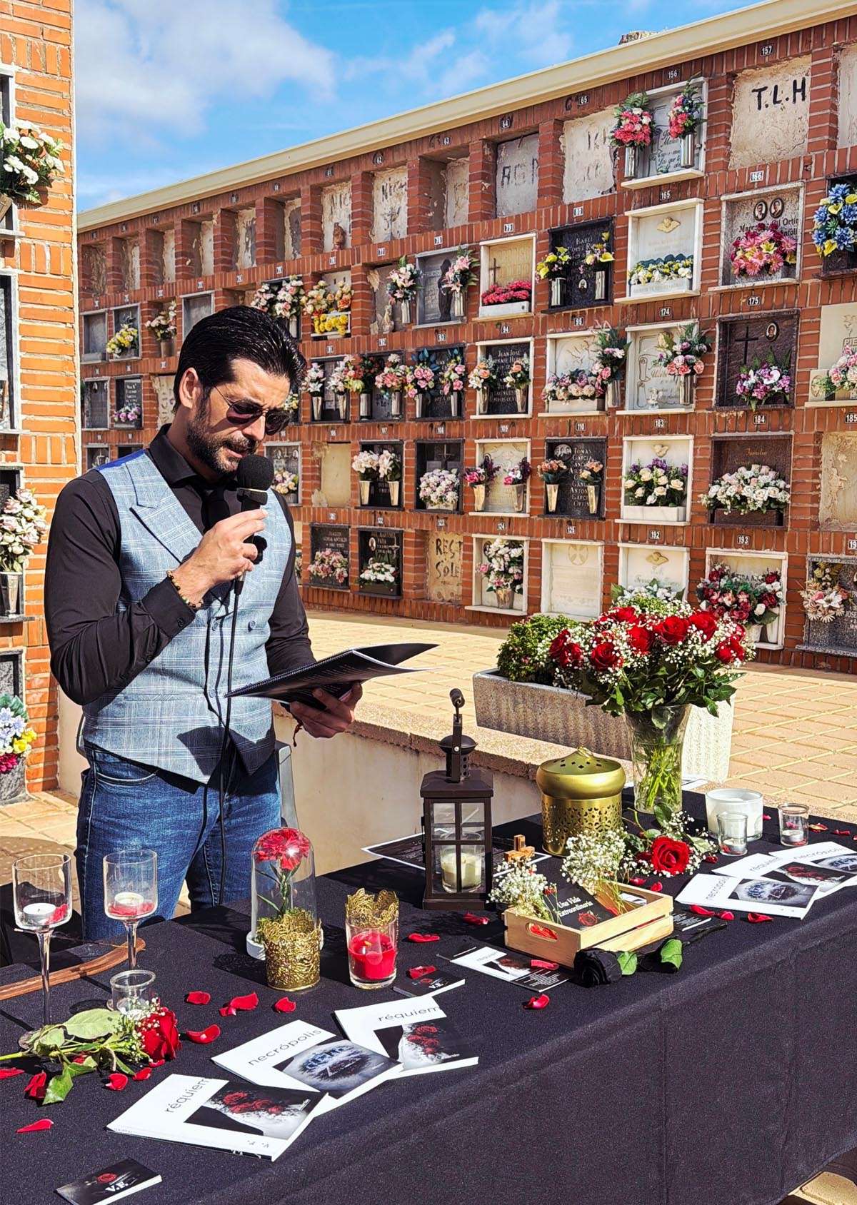 El poeta que transforma el cementerio de Sax en un refugio de amor y despedida