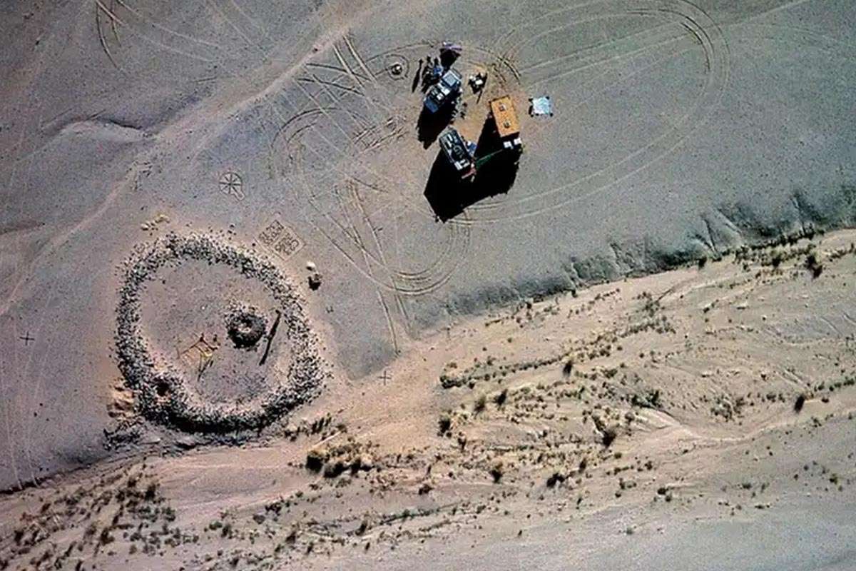Descubrimiento de antiguas estructuras funerarias en el desierto de Atbai