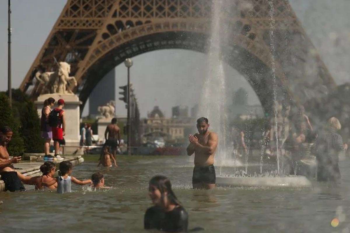 El calor extremo en París desborda el sistema sanitario y funerarias