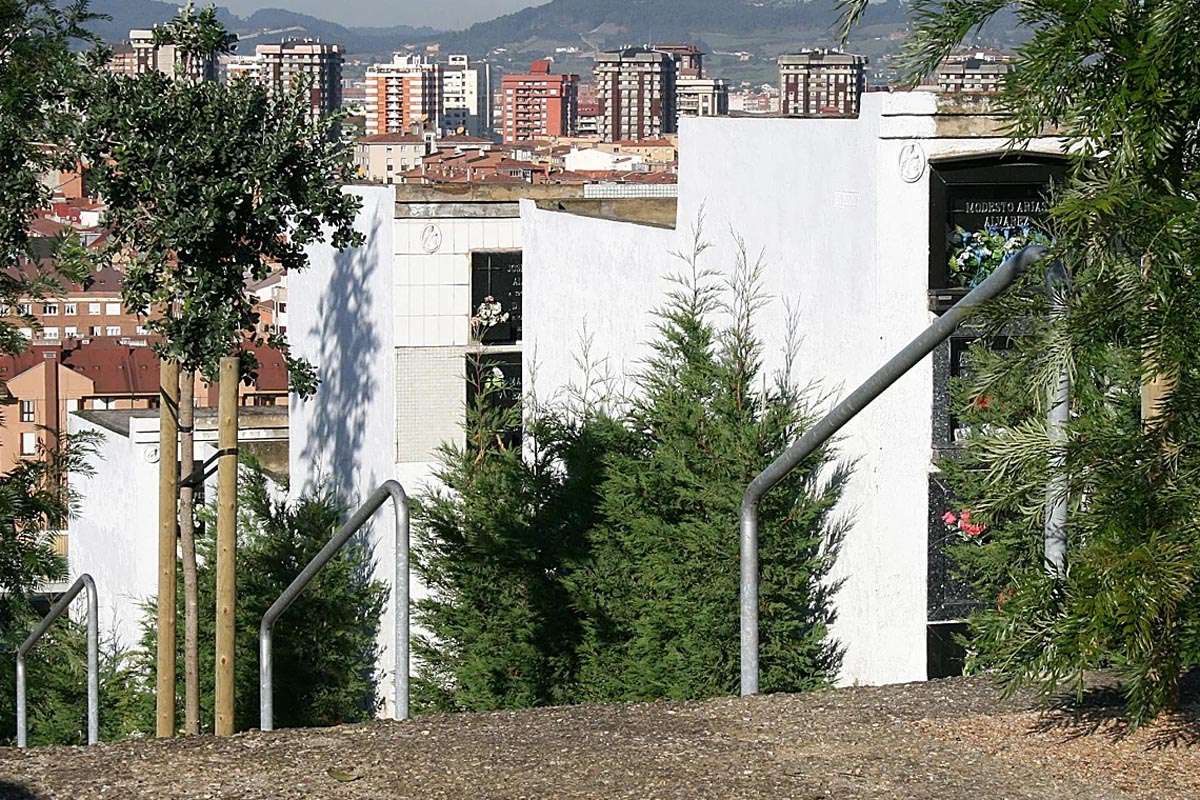 Cegisa enfrenta un desafío contractual en los cementerios de Gijón