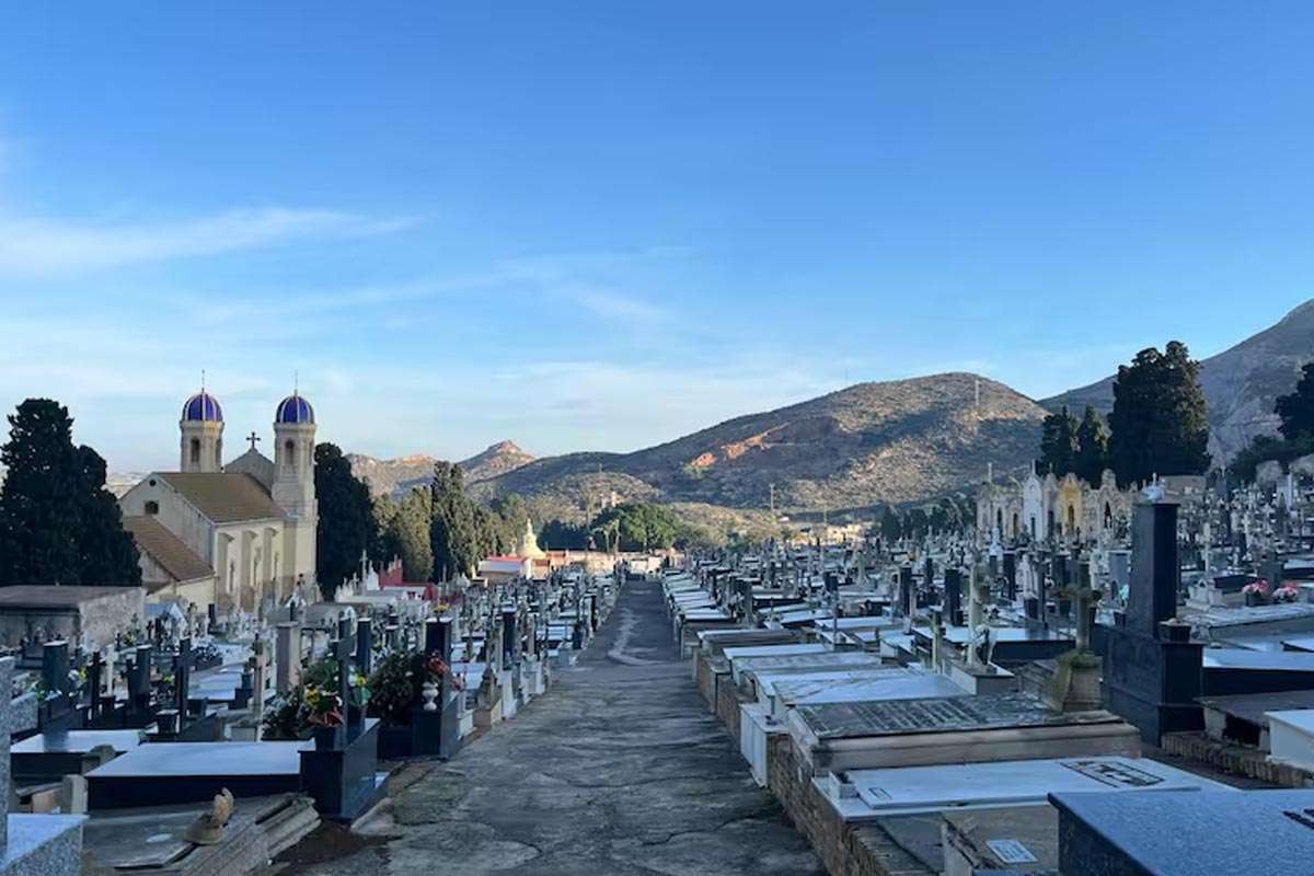 Visita solidaria al Cementerio de Los Remedios: Un recorrido por la historia de Cartagena