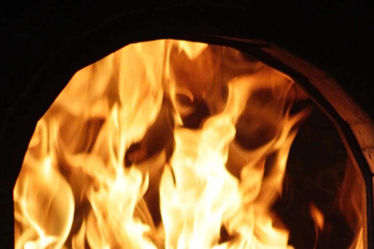 Desesperado acto de amor: un joven se lanza al horno crematorio con su abuela