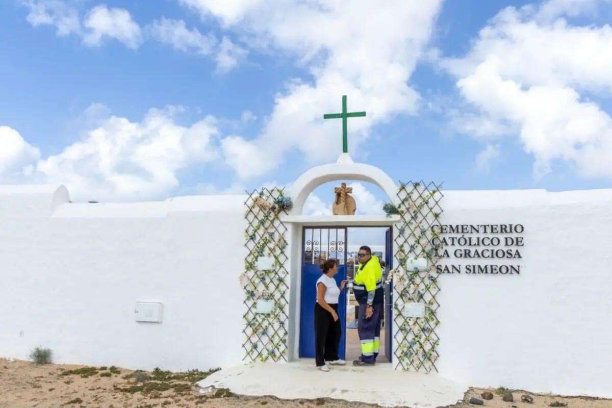 Teguise clama por la construcción de nichos en el cementerio de La Graciosa