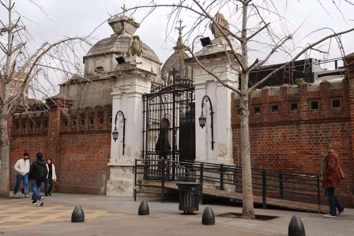 La herencia en disputa en el Cementerio de la Recoleta: una bóveda y un gift shop