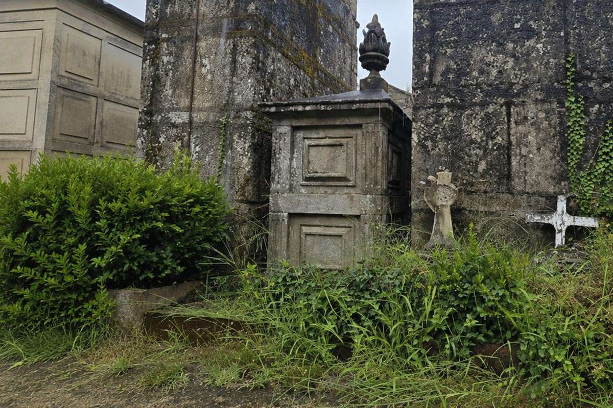 El cementerio más bonito de España se desvanece entre la maleza