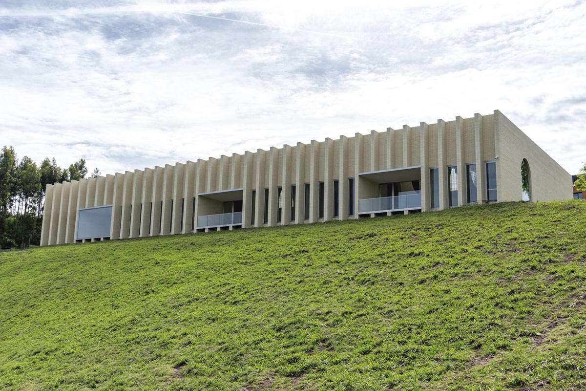 Santillana del Mar Acepta un Nuevo Refugio para el Adiós