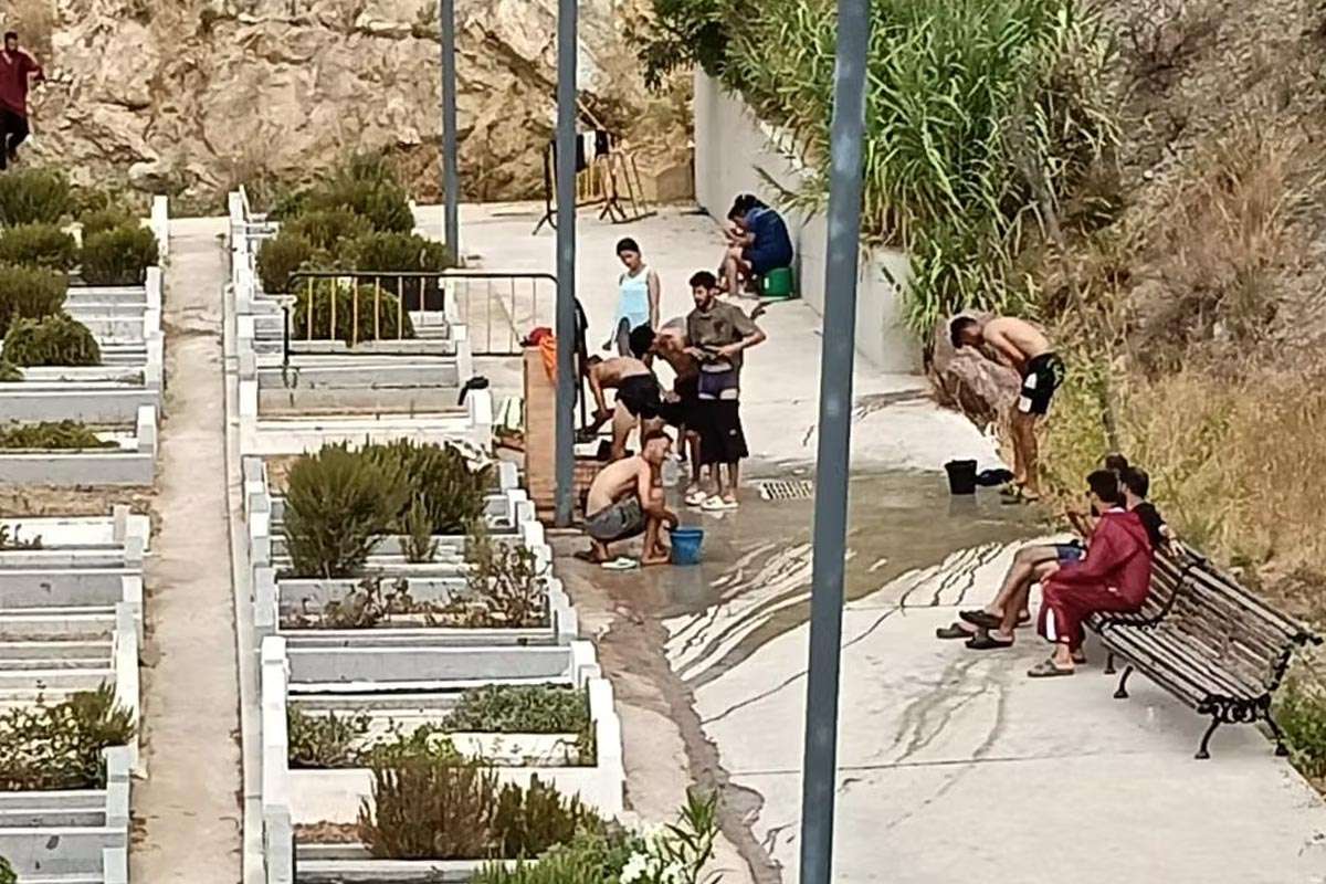 Refugio en el cementerio: el día a día de inmigrantes en Ceuta