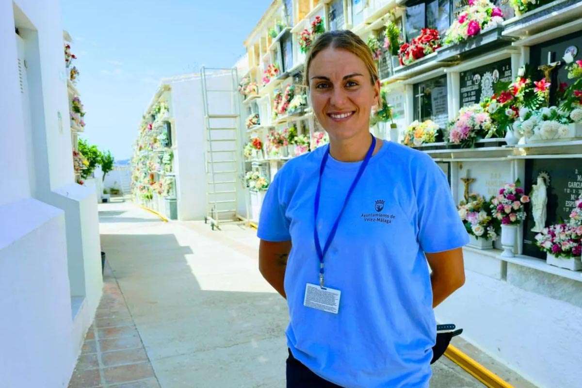 Patricia Serrano desafía el tabú y se convierte en la primera sepulturera en Vélez-Málaga