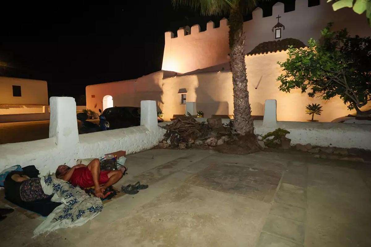 Dormir entre tumbas: la realidad de quienes no tienen hogar en la isla del lujo