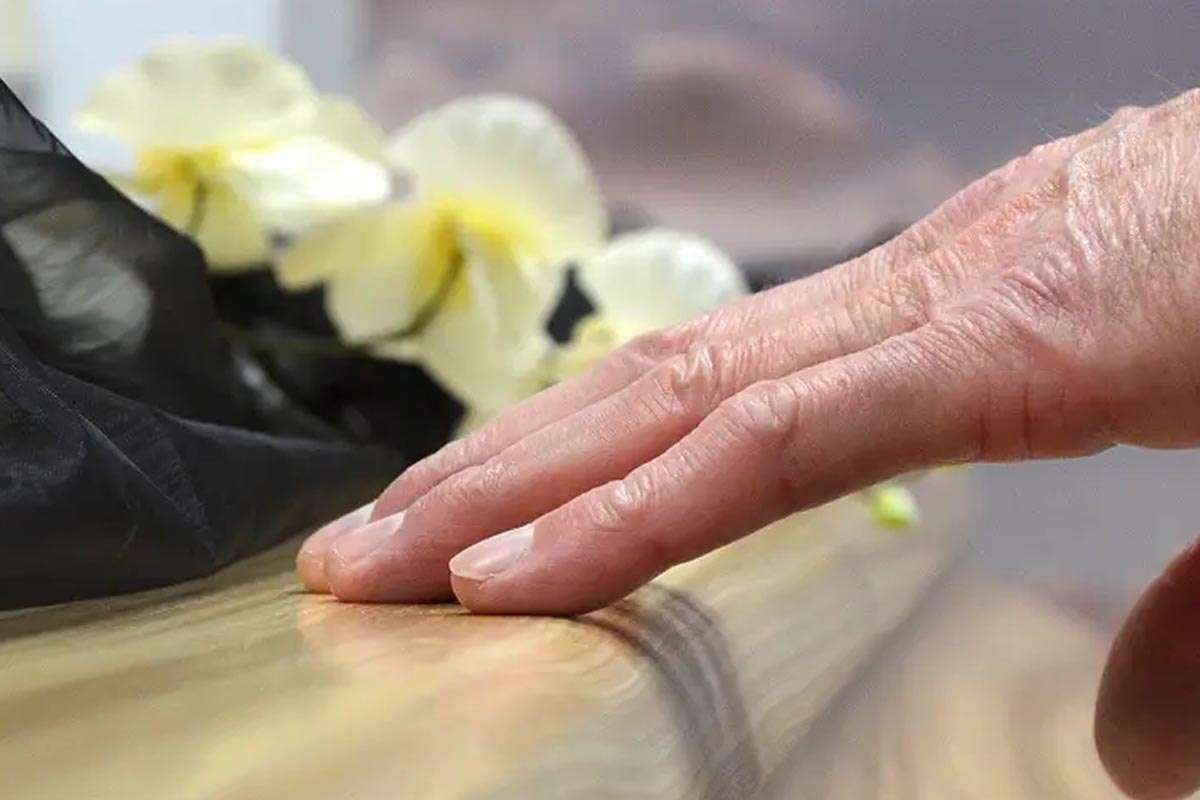 Un cuerpo sin incinerar durante casi 20 días en Suiza: la triste realidad de no poder asumir los gastos funerarios