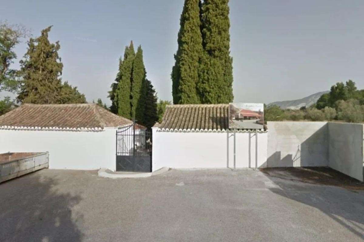 Vandalismo en el cementerio de Nigüelas: sustraen elementos de más de diez lápidas