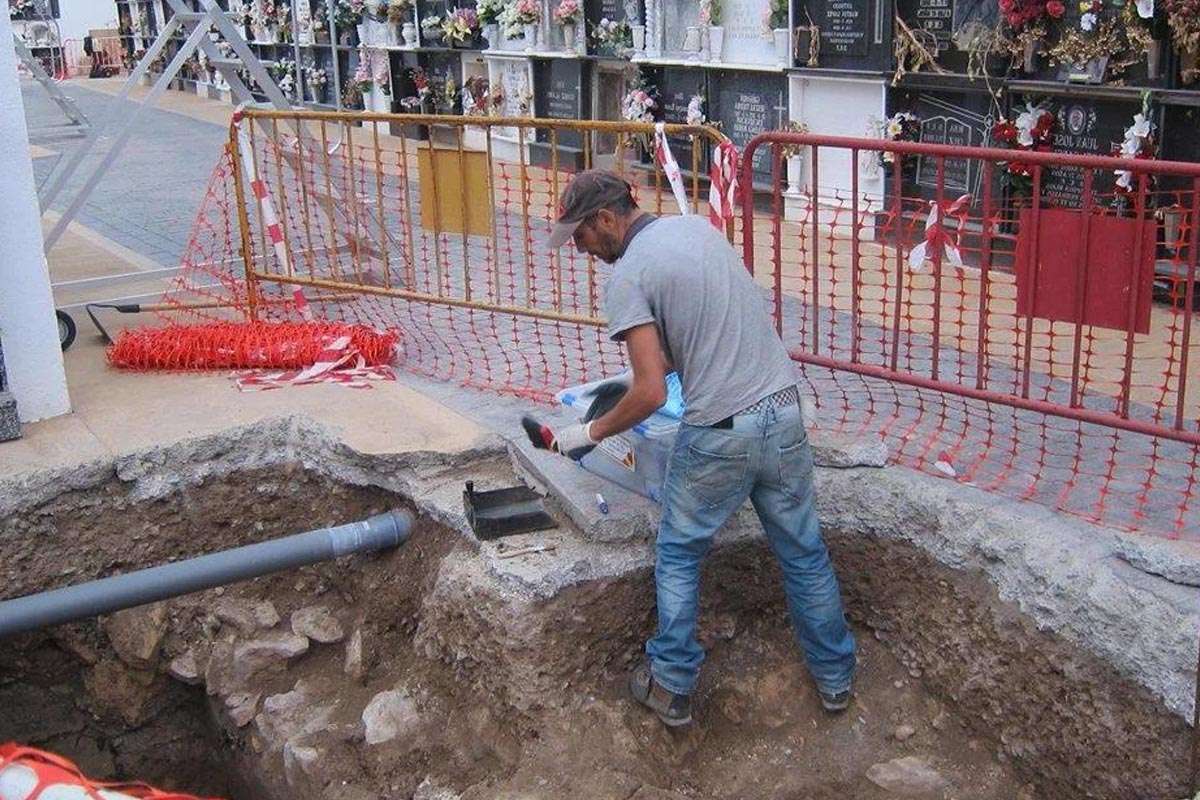 Almería abre sus puertas al más allá: se busca sepulturero con alma de servicio