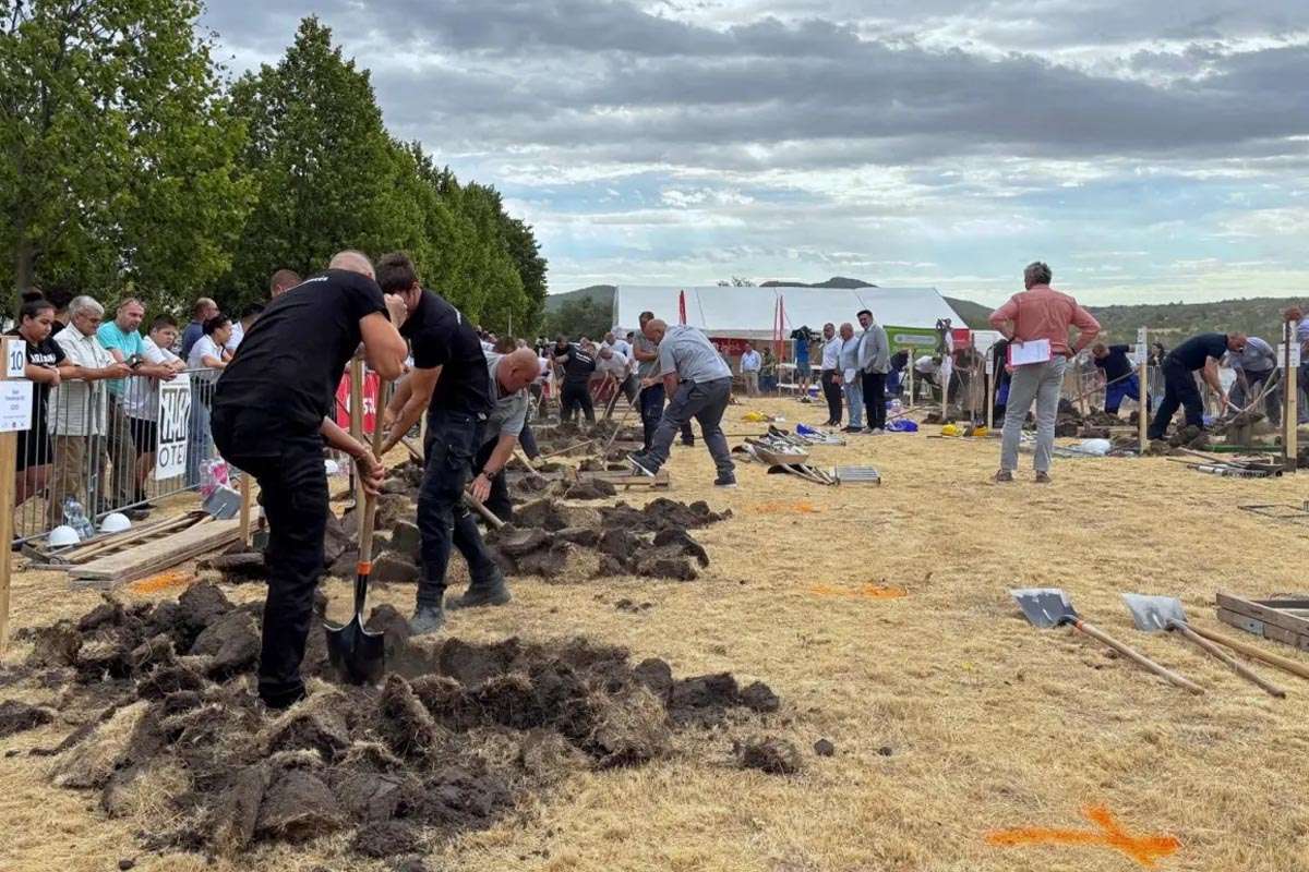 Concurso de cavadores de tumbas en Hungría desafía tabúes y celebra el oficio