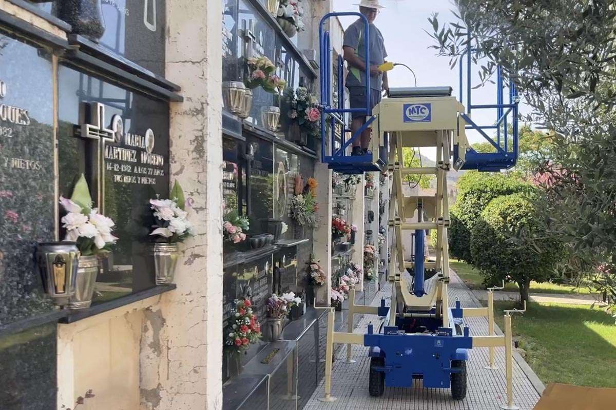 Innovación en el cementerio de Xixona: un portaféretros que transforma el trabajo y cumple con la normativa