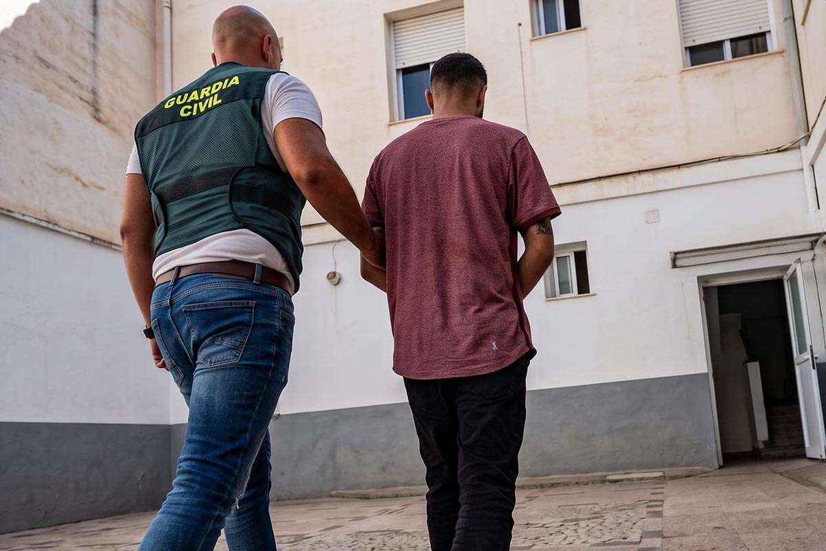 Dos hombres arrestados por robo de adornos metálicos en cementerio de Nigüelas