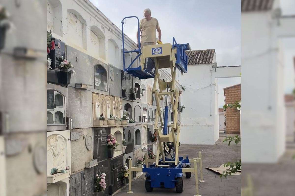 Un portaféretros todoterreno eléctrico facilita los entierros en el cementerio de Polinyà de Xúquer