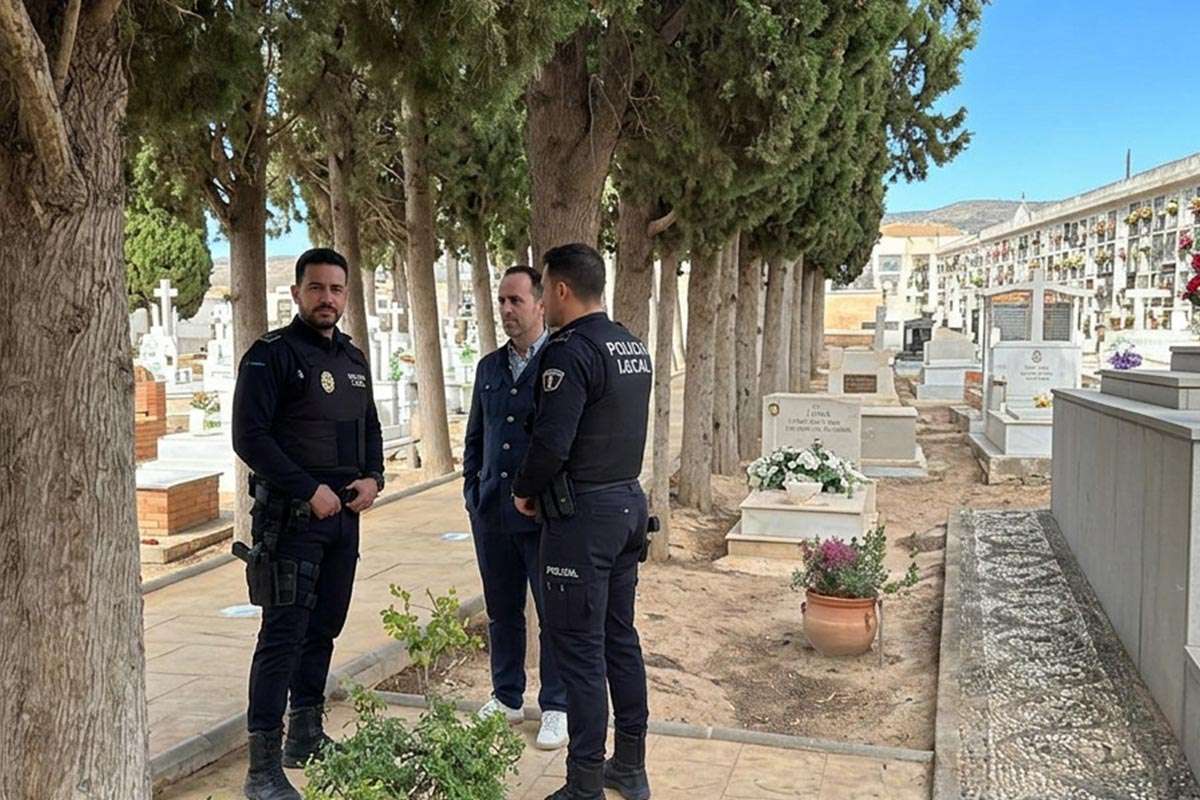 Pulianas recupera su paz: objetos robados en el cementerio vuelven a casa