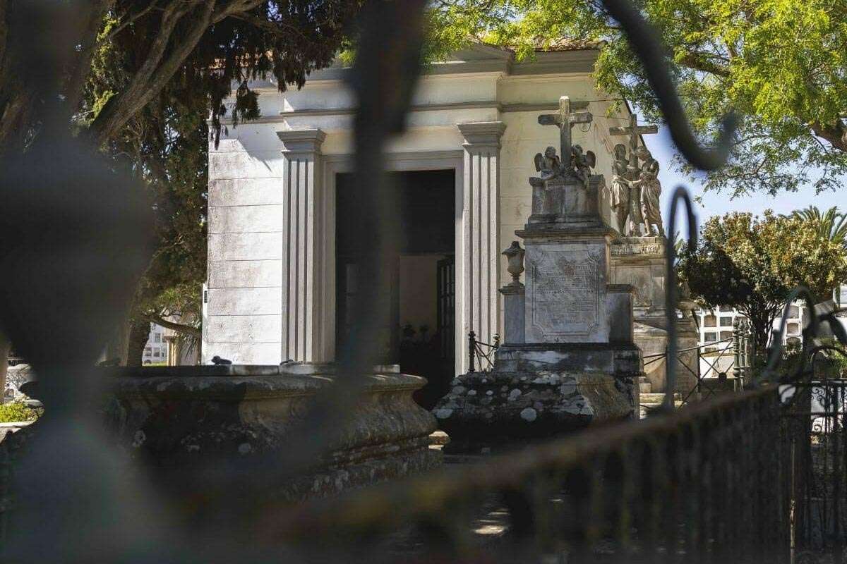 Rutas para descubrir el patrimonio oculto del cementerio de San Juan en La Laguna