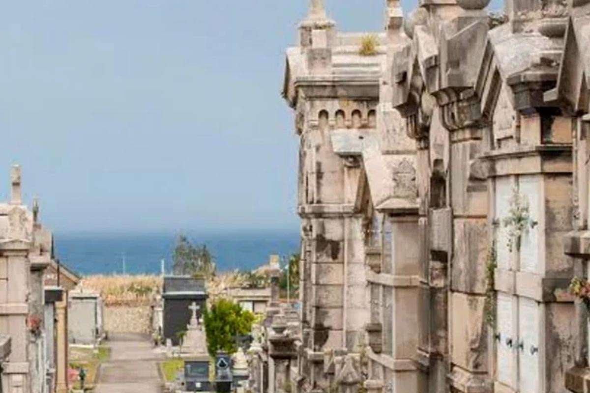 El fenómeno de La bola negra lleva a un cementerio a convertirse en lugar de culto