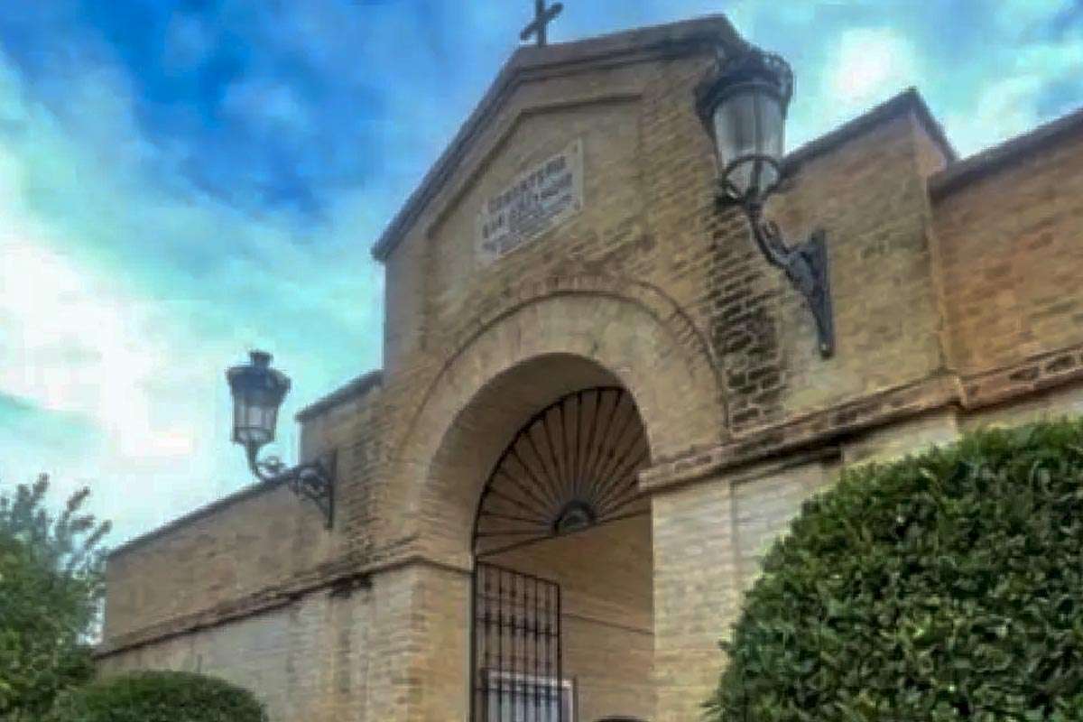 Investigan robo de adornos en el cementerio de Sanlúcar la Mayor