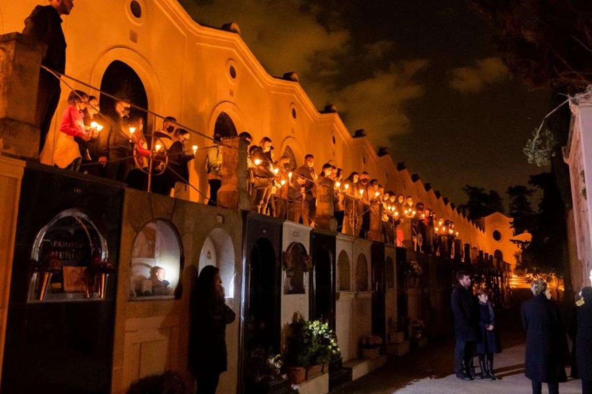 Reus revive su historia con visitas nocturnas al cementerio