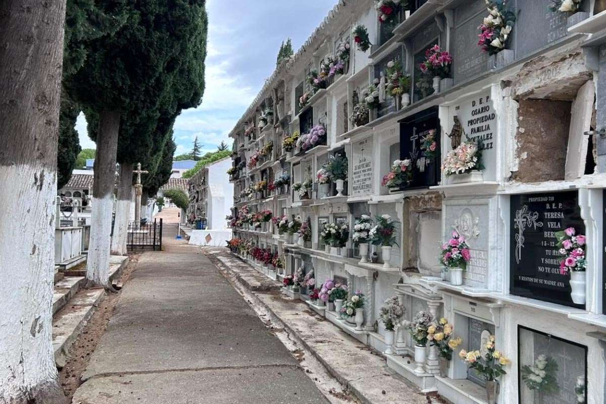 Ronda mejora su cementerio de San Lorenzo antes de Todos los Santos