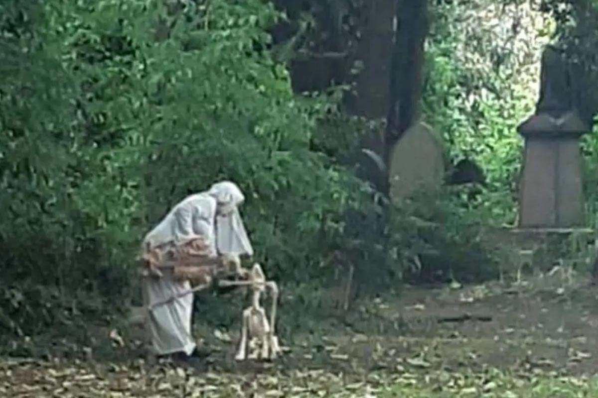 La enigmática danza de una mujer vestida de monja con esqueletos en un cementerio inglés